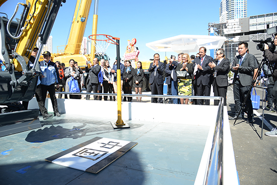 徐工XE35U液壓挖掘機(jī)現(xiàn)場(chǎng)揮毫潑墨、投籃表演，成為展場(chǎng)上的“閃亮明星”